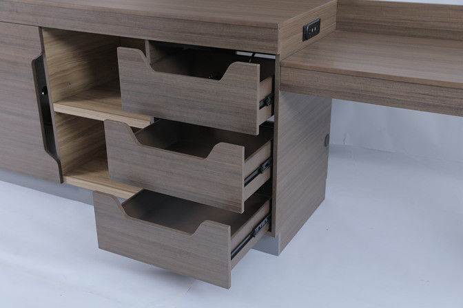 اتاق خواب مدرن سفارشی پانل تلویزیون خطی گسترده و کابینت میز برای هتل هیلتون 3