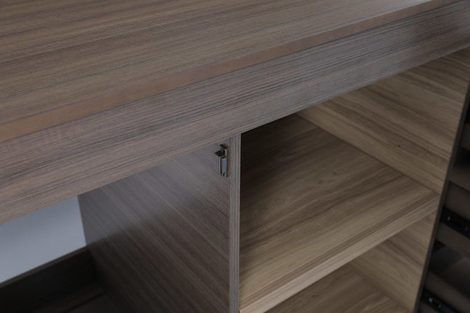اتاق خواب مدرن سفارشی پانل تلویزیون خطی گسترده و کابینت میز برای هتل هیلتون 1